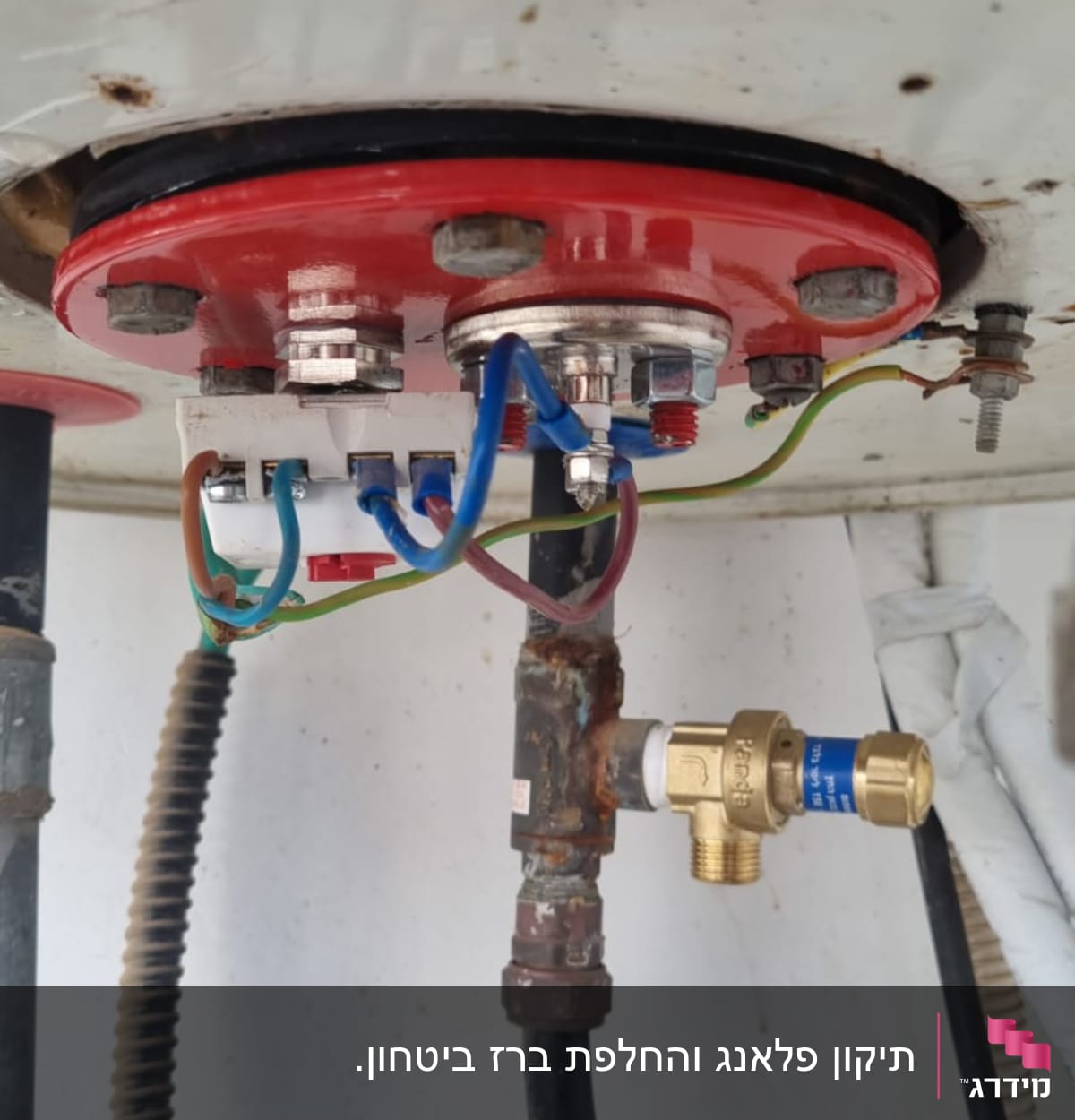 חיבורים חשמליים וצנרת בדוד שמש